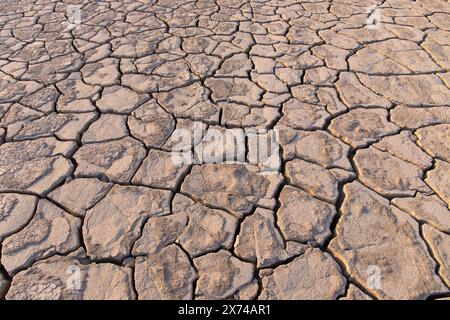 Fissures volcaniques dans l'argile sur le sol. Azerbaïdjan. Banque D'Images