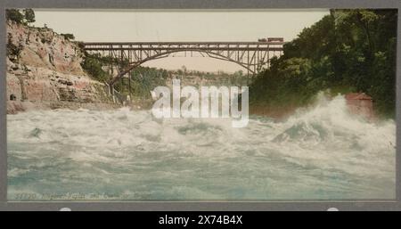 Niagara, rivière et pont cantilever, dans un album préparé par Detroit Photographic Co. Pour l'utiliser comme catalogue dans son bureau., Whirlpool Rapids Bridge avec Michigan Central cantilever Bridge derrière lui., Detroit Publishing Co., no. 51120., Gift ; State Historical Society of Colorado ; 1955, Rapids. , Ponts de chemin de fer. , États-Unis, New York (État), Niagara River. , Canada, Ontario, rivière Niagara. Banque D'Images