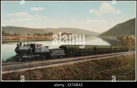 Black Diamond Express, Lehigh Valley Railroad, Pennsylvanie, Detroit Publishing Co., no. 50205., lettrage sur les wagons de chemin de fer : Lehigh Valley., dépôt de droits d'auteur. State Historical Society of Colorado ; 1949, chemins de fer. , Rivers. , États-Unis, Pennsylvanie, Lehigh River. Banque D'Images