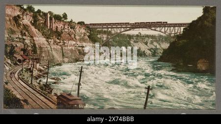 Niagara, Whirlpool Rapids and Bridge, dans un album préparé par Detroit Photographic Co. Pour l'utiliser comme catalogue dans son bureau., Whirlpool Rapids Bridge avec Michigan Central cantilever Bridge derrière lui., Detroit Publishing Co., no. 51121., Gift ; State Historical Society of Colorado ; 1955, Railroad Bridges. , Rapids. , États-Unis, New York (État), Niagara River. , Canada, Ontario, rivière Niagara. Banque D'Images