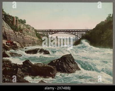 Whirlpool Rapids, Looking Up Niagara, dans un album préparé par Detroit Photographic Co. Pour l'utiliser comme catalogue dans son bureau., Whirlpool Rapids Bridge et Michigan Central CantileverBridge., Detroit Publishing Co., no. 51339., Gift ; State Historical Society of Colorado ; 1955, Rapids. , Ponts de chemin de fer. , États-Unis, New York (État), Niagara River. , Canada, Ontario, rivière Niagara. Banque D'Images