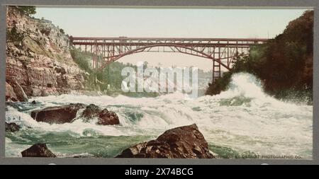 Whirlpool Rapids, Niagara, dans un album préparé par Detroit Photographic Co. Pour l'utiliser comme catalogue dans son bureau., Whirlpool Rapids Bridge avec Michigan Central cantilever Bridge derrière lui., Detroit Publishing Co., no. 51339., Gift ; State Historical Society of Colorado ; 1955, Railroad Bridges. , Rapids. , États-Unis, New York (État), Niagara River. , Canada, Ontario, rivière Niagara. Banque D'Images