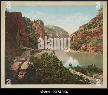 ECHO Cliffs, Grand River Canyon, Colo., titre au verso., proche variante de la photo dans LE LOT 3888, non. 21., comprend la rivière en contrebas et les voies ferrées à gauche., Detroit Publishing Co. No. 59020., dépôt de droits d'auteur. State Historical Society of Colorado ; 1949, Canyons. , Rivers. , Cliffs. , États-Unis, Colorado, fleuve Colorado. , États-Unis, Colorado, Echo Cliffs. Banque D'Images