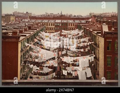 A Monday Washing, New York City, dans un album préparé par Detroit Photographic Co. Pour l'utiliser comme catalogue dans son bureau., Detroit Publishing Co., no. 53622., cadeau ; State Historical Society of Colorado ; 1955, blanchisserie. , Cordes à linge. , Tenement Houses. , États-Unis, New York (State), New York. Banque D'Images