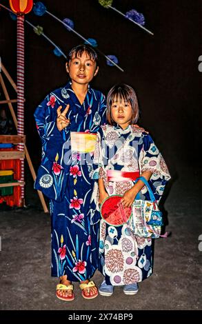 Deux filles japonaises vêtues de kimonos traditionnels lors d'un festival à Tokyo, au Japon Banque D'Images