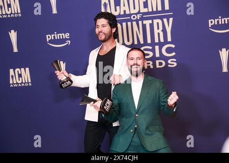 Frisco, États-Unis. 17 mai 2024. Dan Smyers et Shay Mooney de Dan Shay, lauréats du prix duo de l'année, posent dans la salle de presse lors de la 59e cérémonie des Academy of Country Music Awards au Ford Center at the Star le 16 mai 2024 à Frisco, Texas. Photo : Ozzie B/imageSPACE crédit : Imagespace/Alamy Live News Banque D'Images