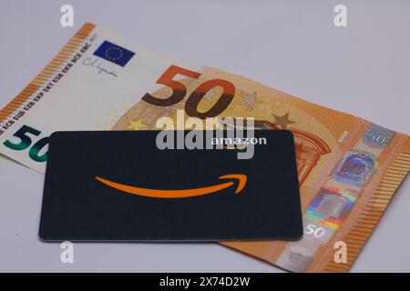 17 mai 2024, Florence, Italie , 50 euros la carte cadeau Amazon permet au destinataire d'acheter des articles sur le site Amazon.com. Banque D'Images