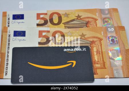 17 mai 2024, Florence, Italie , 100 euros la carte cadeau Amazon permet au destinataire d'acheter des articles sur le site Amazon.com. Banque D'Images