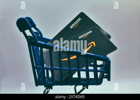 17 mai 2024, Florence, Italie , panier avec cartes cadeaux Amazon permet au destinataire d'acheter des articles sur le site Amazon.com. Banque D'Images