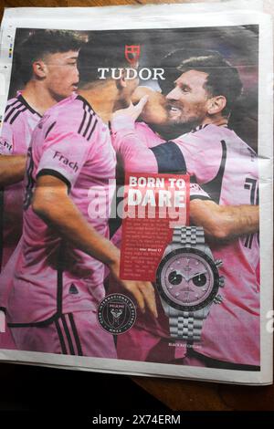 Maillots roses de l'équipe de football de Miami Capitaine Lionel Messi et joueurs Tudor Watch montre bracelet journal publicité page 'Born to Dare' Londres Angleterre Royaume-Uni Banque D'Images