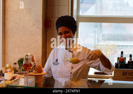La femme attirante vendant du bacalhau, plat de morue , la star de nombreux plats locaux au Portugal. Le magasin situé dans le centre historique de Lisbonne Banque D'Images