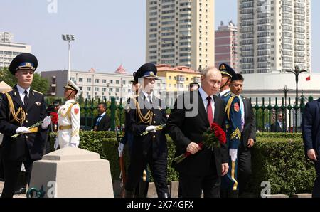 Harbin, Chine. 17 mai 2024. Le président russe Vladimir Poutine rend hommage en plaçant des fleurs au Monument aux soldats de l'Armée rouge soviétique qui ont péri en libérant le Nord-est de la Chine pendant la seconde Guerre mondiale, le 17 mai 2024, à Harbin, en Chine. Crédit : Planetpix/Alamy Live News Banque D'Images