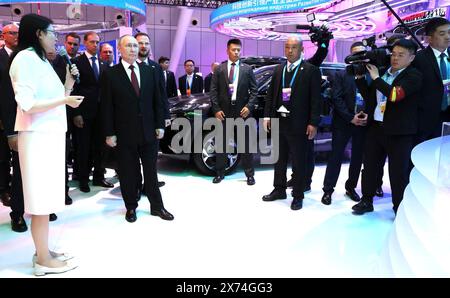Harbin, Chine. 17 mai 2024. Le président russe Vladimir Poutine, au centre gauche, visite une exposition de véhicules électriques à la 8ème exposition Russie-Chine et au 4ème Forum Russie-Chine sur la coopération interrégionale, le 17 mai 2024, à Harbin, en Chine. Crédit : Planetpix/Alamy Live News Banque D'Images