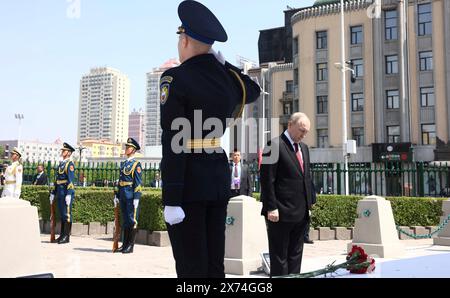 Harbin, Chine. 17 mai 2024. Le président russe Vladimir Poutine rend hommage en plaçant des fleurs au Monument aux soldats de l'Armée rouge soviétique qui ont péri en libérant le Nord-est de la Chine pendant la seconde Guerre mondiale, le 17 mai 2024, à Harbin, en Chine. Crédit : Planetpix/Alamy Live News Banque D'Images