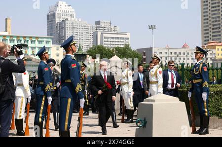 Harbin, Chine. 17 mai 2024. Le président russe Vladimir Poutine rend hommage en plaçant des fleurs au Monument aux soldats de l'Armée rouge soviétique qui ont péri en libérant le Nord-est de la Chine pendant la seconde Guerre mondiale, le 17 mai 2024, à Harbin, en Chine. Crédit : Planetpix/Alamy Live News Banque D'Images