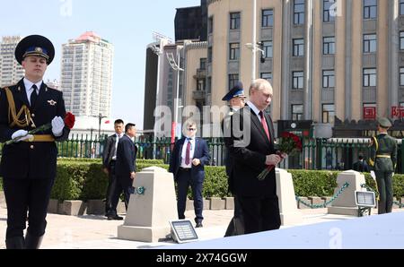 Harbin, Chine. 17 mai 2024. Le président russe Vladimir Poutine rend hommage en plaçant des fleurs au Monument aux soldats de l'Armée rouge soviétique qui ont péri en libérant le Nord-est de la Chine pendant la seconde Guerre mondiale, le 17 mai 2024, à Harbin, en Chine. Crédit : Planetpix/Alamy Live News Banque D'Images