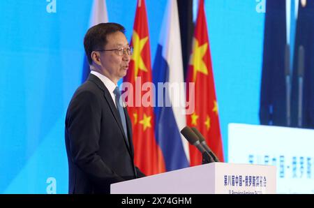 Harbin, Chine. 17 mai 2024. Le vice-président chinois Han Zheng prononce une allocution lors de la cérémonie d’ouverture de la 8ème Expo Russie-Chine et du 4ème Forum Russie-Chine sur la coopération interrégionale, le 17 mai 2024, à Harbin, en Chine. Crédit : Planetpix/Alamy Live News Banque D'Images
