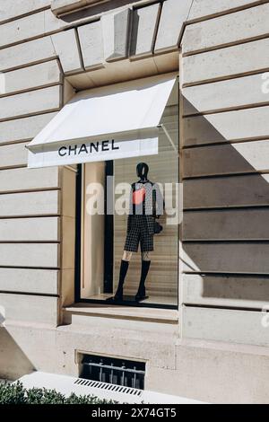 Paris, France - 24 septembre 2023 : boutique Chanel Avenue Montaigne Banque D'Images