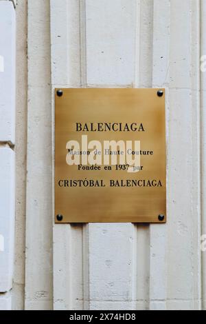 Paris, France - 24 septembre 2023 : façade de la boutique historique Balenciaga au 10 Avenue George V à Paris Banque D'Images