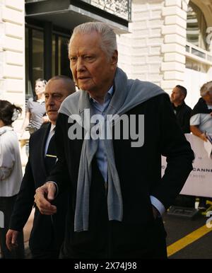 Cannes, France. 17 mai 2024. L'acteur américain Jon Voight vu quitter l'hôtel Carlton lors du 77e Festival de Cannes, France, le 17 mai 2024. ( Credit : Sipa USA/Alamy Live News Banque D'Images