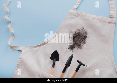 Taches de saleté sur les vêtements. Plantation et transplantation de plantes domestiques. concept de coloration de la vie quotidienne Banque D'Images