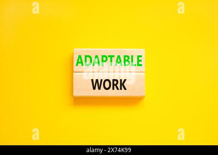 Symbole de travail adaptable. Mots conceptuels travail adaptable sur un beau bloc de bois. Beau fond de papier jaune. Concept de travail adaptable aux entreprises. COP Banque D'Images