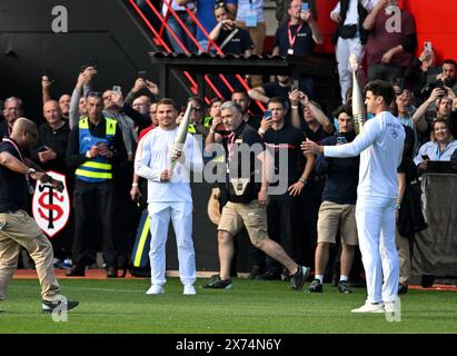 Toulouse, France. 17 mai 2024. © PHOTOPQR/LA DEPECHE DU MIDI/LAURENT DARD ; TOULOUSE ; 17/05/2024 ; DDM LAURENT DARD RELAIS DE LA FLAMME OLYMPIQUE 2024 JEUX OLYMPIQUES DERNIERE ETAPE EN HAUTE GARONNE A TOULOUSE ALLUMAGE DU CHAUDRON AU STADE ERNEST WALLON PAR ANTOINE DUPONT ROMAIN NTAMACK HAUTE-GARONNE, FRANCE, 17 MAI 2024 RELAIS DE LA FLAMME OLYMPIQUE. *** Légende locale *** crédit : MAXPPP/Alamy Live News Banque D'Images