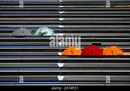 Berlin, Allemagne. 09 mai 2024. Des parasols se trouvent sur certains des balcons d'un immeuble de grande hauteur dans le centre-ville de Berlin. Crédit : Soeren Stache/dpa/Alamy Live News Banque D'Images