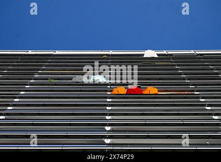 Berlin, Allemagne. 09 mai 2024. Des parasols se trouvent sur certains des balcons d'un immeuble de grande hauteur dans le centre-ville de Berlin. Crédit : Soeren Stache/dpa/Alamy Live News Banque D'Images