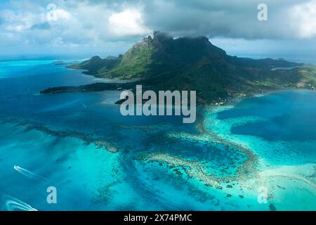 Vue aérienne du récif corallien et de son eau turquoise, Bora Bora, Polynésie française Banque D'Images