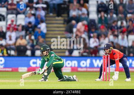 Northampton, Royaume-Uni. 17 mai 2024. Gull Feroza balaye le ballon lors du match Women's Vitality IT20 entre l'Angleterre féminine et le Pakistan féminin au County Ground, Northampton, Royaume-Uni, le 17 mai 2024. Photo de Stuart Leggett. Utilisation éditoriale uniquement, licence requise pour une utilisation commerciale. Aucune utilisation dans les Paris, les jeux ou les publications d'un club/ligue/joueur. Crédit : UK Sports pics Ltd/Alamy Live News Banque D'Images