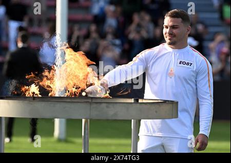 © REMY Gabalda/MAXPPP - 17/05/2024 Capitaine du XV de France et très attendu aux JO avec le rugby à 7, Antoine Dupont a été le dernier relayeur de la flamme ce vendredi à Toulouse, c'est lui qui a embrasé le chaudron des JO de Paris 2024. Haute-garonne, France, 17 mai 2024 Relais de la flamme olympique. *** Légende locale *** crédit : MAXPPP/Alamy Live News Banque D'Images