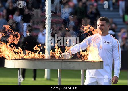 © REMY Gabalda/MAXPPP - 17/05/2024 Capitaine du XV de France et très attendu aux JO avec le rugby à 7, Antoine Dupont a été le dernier relayeur de la flamme ce vendredi à Toulouse, c'est lui qui a embrasé le chaudron des JO de Paris 2024. Haute-garonne, France, 17 mai 2024 Relais de la flamme olympique. *** Légende locale *** crédit : MAXPPP/Alamy Live News Banque D'Images