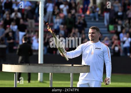 © REMY Gabalda/MAXPPP - 17/05/2024 Capitaine du XV de France et très attendu aux JO avec le rugby à 7, Antoine Dupont a été le dernier relayeur de la flamme ce vendredi à Toulouse, c'est lui qui a embrasé le chaudron des JO de Paris 2024. Haute-garonne, France, 17 mai 2024 Relais de la flamme olympique. *** Légende locale *** crédit : MAXPPP/Alamy Live News Banque D'Images