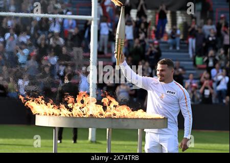 © REMY Gabalda/MAXPPP - 17/05/2024 Capitaine du XV de France et très attendu aux JO avec le rugby à 7, Antoine Dupont a été le dernier relayeur de la flamme ce vendredi à Toulouse, c'est lui qui a embrasé le chaudron des JO de Paris 2024. Haute-garonne, France, 17 mai 2024 Relais de la flamme olympique. *** Légende locale *** crédit : MAXPPP/Alamy Live News Banque D'Images