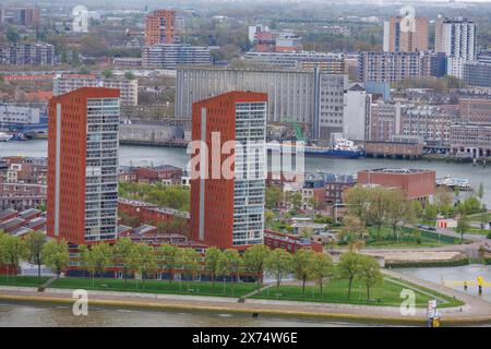 Paysage urbain avec des blocs d'appartements modernes sur le bord de la rivière et des arbres sous un ciel nuageux, vue d'en haut d'une ville moderne avec des gratte-ciel, des ponts et Banque D'Images