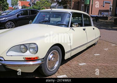 Stevensweert, pays-Bas - 9 mai. 2024 : voiture Citroën DS (la Deesse) française blanche classique avec deux phares, deuxième génération des années 70 Banque D'Images