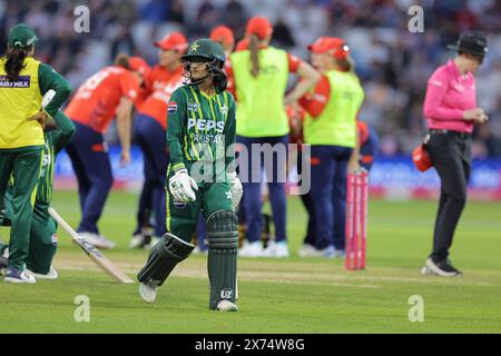 Northampton, Royaume-Uni. 17 mai 2024. County Ground, Northampton, Angleterre, 17 mai 2024 : Muneeba Ali (17 gardien de guichets pakistanais) capturé et joué par Sophie Ecclestone (19 Angleterre) pour 18 courses lors du 2ème match Vitality IT20 entre l'Angleterre et le Pakistan au County Ground, Northampton (Promediapix/SPP) crédit : SPP Sport Press photo. /Alamy Live News Banque D'Images