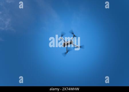 Toulouse, France. 17 mai 2024. Des drones survolent le stade lors du relais de la flamme au stade Ernest-Wallon de Toulouse, dans le sud-ouest de la France, le 17 mai 2024, en prévision des Jeux Olympiques de Paris 2024. Photo de Alexis Jumeau/ABACAPRESS. COM Credit : Abaca Press/Alamy Live News Banque D'Images