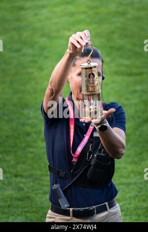 Toulouse, France. 17 mai 2024. Sauver la flamme olympique lors du relais de la flamme au stade Ernest-Wallon de Toulouse, dans le sud-ouest de la France, le 17 mai 2024, en prévision des Jeux Olympiques de Paris 2024. Photo de Alexis Jumeau/ABACAPRESS. COM Credit : Abaca Press/Alamy Live News Banque D'Images