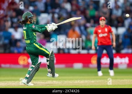 Northampton, Royaume-Uni. 17 mai 2024. Muneeba est en action avec la batte lors du match Women's Vitality IT20 entre les femmes d'Angleterre et les femmes du Pakistan au County Ground, Northampton, Royaume-Uni, le 17 mai 2024. Photo de Stuart Leggett. Utilisation éditoriale uniquement, licence requise pour une utilisation commerciale. Aucune utilisation dans les Paris, les jeux ou les publications d'un club/ligue/joueur. Crédit : UK Sports pics Ltd/Alamy Live News Banque D'Images