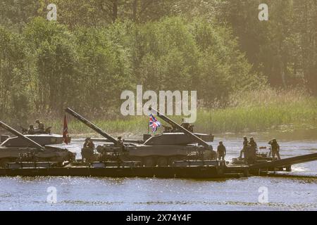 Drawsko Pomorskie, Pologne. 17 mai 2024. Des soldats britanniques de l'équipe de combat britannique de la 12e brigade blindée traversent le lac Zly Leg vu lors d'un exercice au Centre d'entraînement des forces terrestres à Drawsko, dans le cadre d'un vaste exercice endémique des alliés de l'OTAN - Steadfast Defender 2024. L'exercice vise à vérifier les capacités militaires de l'alliance de l'Atlantique Nord face à une éventuelle agression russe contre la Pologne et les États baltes - qui se trouvent sur le flanc est de l'OTAN. Crédit : SOPA images Limited/Alamy Live News Banque D'Images