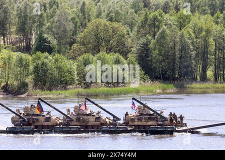 Drawsko Pomorskie, Pologne. 17 mai 2024. Des soldats britanniques de l'équipe de combat britannique de la 12e brigade blindée traversent le lac Zly Leg vu lors d'un exercice au Centre d'entraînement des forces terrestres à Drawsko, dans le cadre d'un vaste exercice endémique des alliés de l'OTAN - Steadfast Defender 2024. L'exercice vise à vérifier les capacités militaires de l'alliance de l'Atlantique Nord face à une éventuelle agression russe contre la Pologne et les États baltes - qui se trouvent sur le flanc est de l'OTAN. Crédit : SOPA images Limited/Alamy Live News Banque D'Images