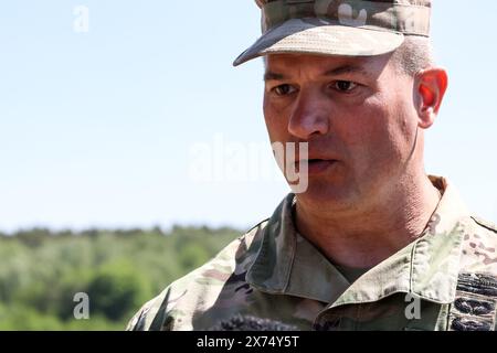 Drawsko Pomorskie, Pologne. 17 mai 2024. Brig. Gen. Steven P. Carpenter de la 29e division d'infanterie américaine de la Garde nationale traverse le lac Zly Leg vu lors d'un exercice au Centre d'entraînement des Forces terrestres à Drawsko, dans le cadre d'un vaste exercice de rage des alliés de l'OTAN - Steadfast Defender 2024. L'exercice vise à vérifier les capacités militaires de l'alliance de l'Atlantique Nord face à une éventuelle agression russe contre la Pologne et les États baltes - qui se trouvent sur le flanc est de l'OTAN. Crédit : SOPA images Limited/Alamy Live News Banque D'Images