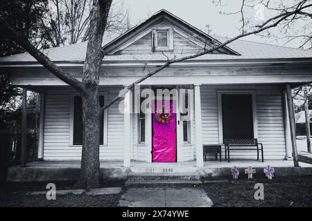 Maison dans la classe ouvrière Austin avec porte décorée pour Pâques. Banque D'Images