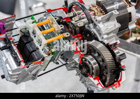 Gros plan d'un entraînement par moteur électrique démonté. Pièces de voiture et concept éducatif de réparation Banque D'Images