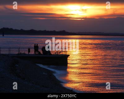 Sheerness, Kent, Royaume-Uni. 17 mai 2024. Météo Royaume-Uni : superbe coucher de soleil à Sheerness, Kent. Crédit : James Bell/Alamy Live News Banque D'Images