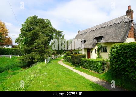 Chalet au toit de chaume près du ruisseau à Arkesden Banque D'Images