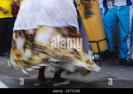 Cachoeira, Bahia, Brésil - 15 août 2015 : section basse des gens dansant la samba dans la ville de Cachoeira, Bahia. Banque D'Images