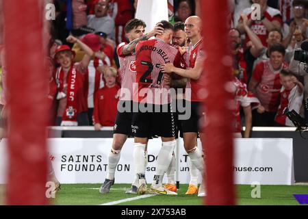 Adam Armstrong de Southampton (au centre) célèbre avoir marqué le deuxième but de son équipe avec ses coéquipiers lors du match de deuxième manche en demi-finale du Sky Bet Championship au St Mary's Stadium de Southampton. Date de la photo : vendredi 17 mai 2024. Banque D'Images